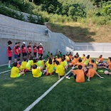 Santi Pou i la resta del staff tècnic amb els jugadors